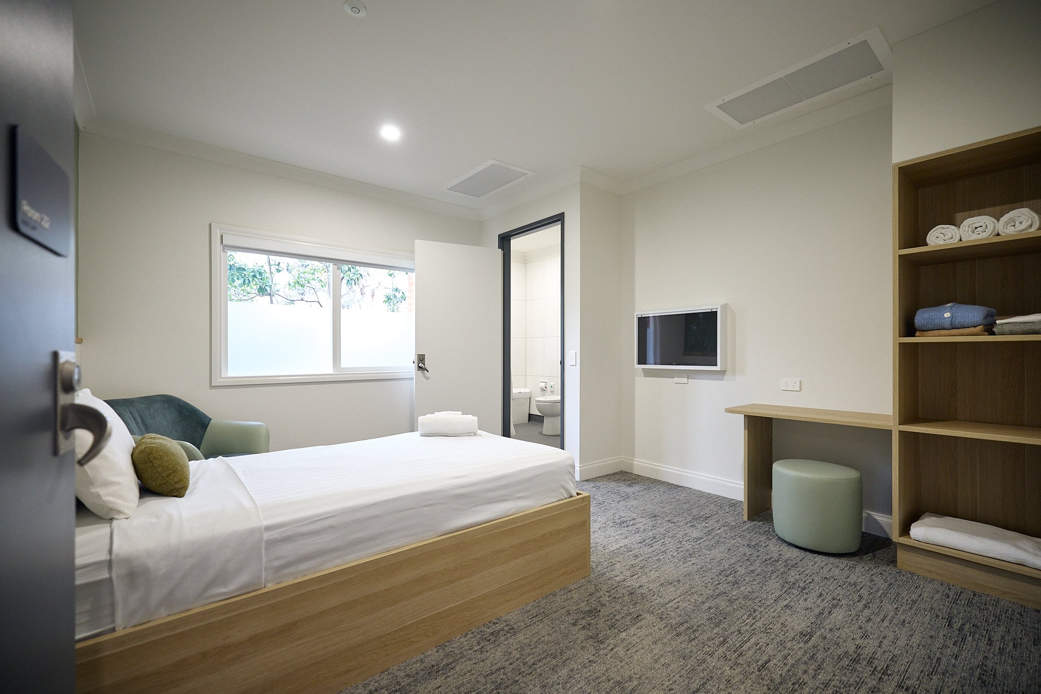 Private single-patient bedroom with ensuite at Avive Clinic Melbourne
